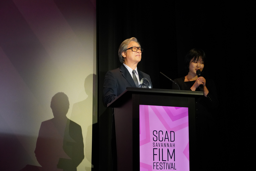 SCAD 영화제에서 수상 소감을 밝히는 박찬욱 감독