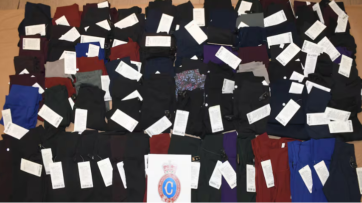 왕립뉴펀들랜드경찰(Royal Newfoundland Constabulary)은 세인트존스의 애벌론몰에서 룰루레몬(Lululemon) 바지 90벌을 훔친 혐의로 35세 남성과 30세 여성을 기소했다고 밝혔다. [Royal Newfoundland Constabulary]