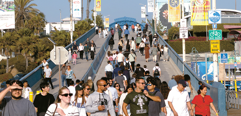 지난 26일 관광객들이 샌타모니카 피어로 이어지는 '피어 브릿지(Pier Bridge)'를 건너고 있다. 이 다리는 오는 12월부터 재건 공사에 들어간다. 김상진 기자