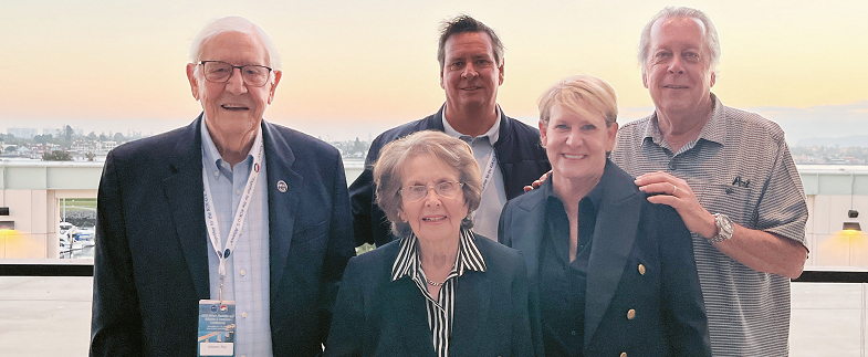 한국전쟁 참전용사 로이 히버트(왼쪽)가 지난 25일 샌디에이고에서 열린 주한미군전우회(KDVA) 연례 총회에 아내 바버라, 아들 앤드루, 딸 리사, 사위 토니 리와 함께 참석했다.