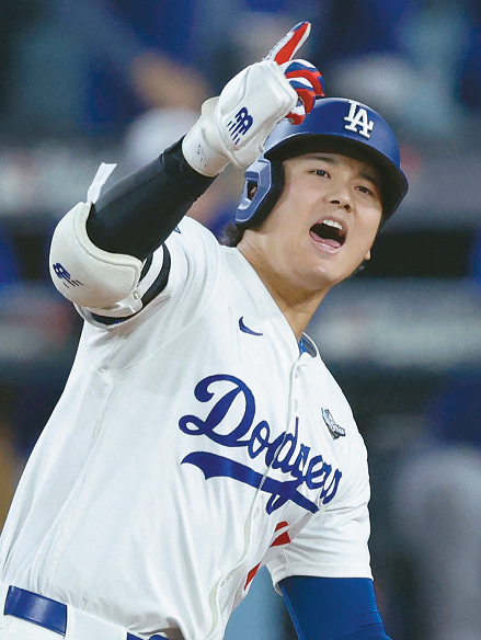 오타니 쇼헤이가 27일 다저스타디움에서 열린 토론토 블루제이스와의 3차전서 홈런을 친 후 환호하고 있다. [로이터]