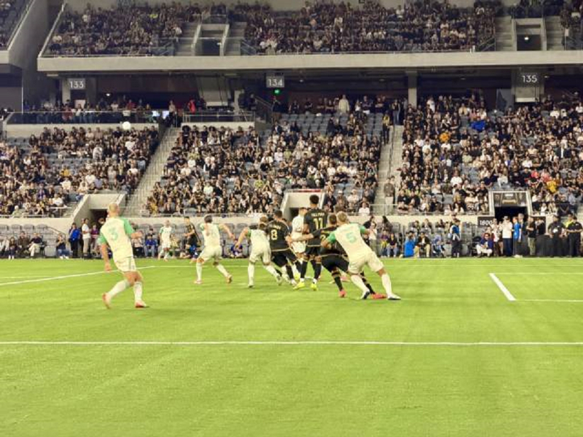 누가 “미국은 축구 인기가 없다”고 했을까. LA다저스의 월드시리즈 5차전이 열리고 있음에도 불구하고, 이날 BMO 스타디움은 이미 만석이다. LAFC 관계자는 “오늘 홈경기 티켓은 전석 매진됐다”고 밝혔다. 이 시각, LAFC와 오스틴 FC의 경기가 막 시작됐다. 우승을 향한 손흥민의 표정에는 결연함이 묻어났다.