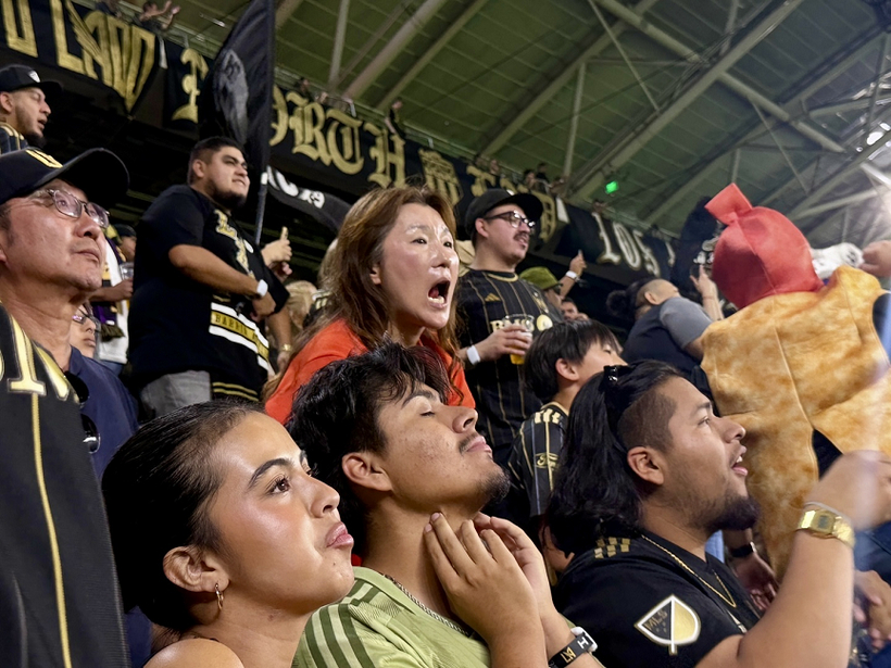 후반 18분, 오스틴 FC의 존 갤라허가 동점골을 터뜨리자 관중들이 아쉬워하고 있다.