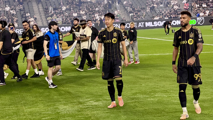 몸을 푼 손흥민이 경기에 나설 준비를 마쳤다.