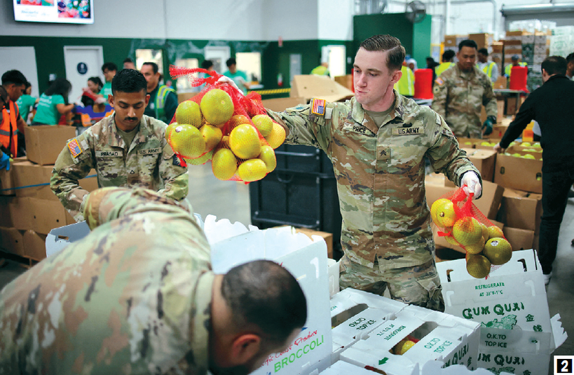 연방정부 셧다운 장기화로 연방 식량보조금(SNAP) 지급 중단 위기에 처한 가운데, 주방위군 병사들이 29일 캘리포니아 LA 지역 푸드뱅크 시설에서 식료품 포장하는 일을 지원하고 있다. [로이터]