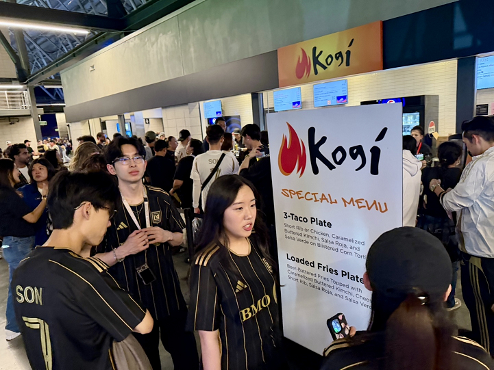 BMO 스타디움 내에는 현재 유명 셰프 로이 최가 직접 등장해 자신의 ‘KOGI 타코’를 팬들에게 선보이고 있다. LA를 대표하는 길거리 음식으로 꼽히는 KOGI 타코를 맛보기 위해 경기 시작 전 팬들이 길게 줄을 서고 있다.