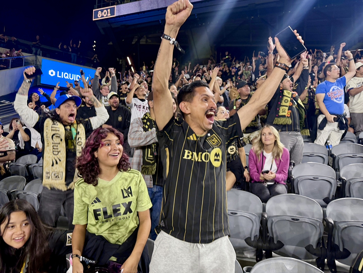 전반 19분, LAFC가 1-0으로 앞서 나가고 있다. 첫 골의 시작은 LAFC의 수비수 라이언 홀링스헤드. 홀링스헤드의 슈팅이 골망을 가르자 BMO 스타디움은 뜨거운 환호로 뒤덮였다. 하지만 이후 이 골은 오스틴FC 브렌단 하인스 아이크의 자책골로 기록됐다. 