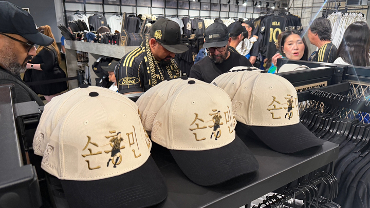 한글로 '손흥민'이 쓰여진 LAFC 모자.