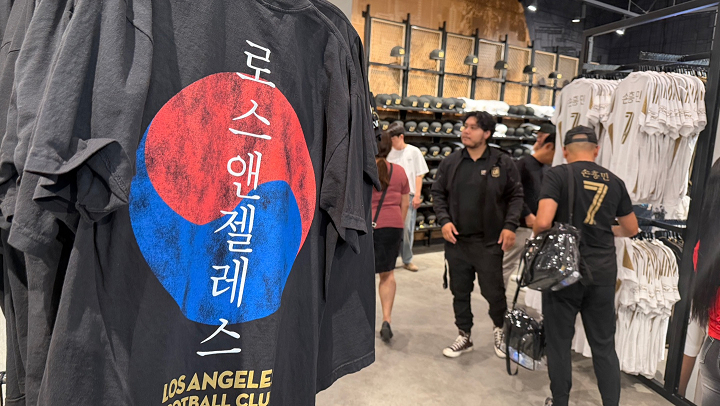 한글로 '로스앤젤레스'가 쓰여있는 티셔츠.