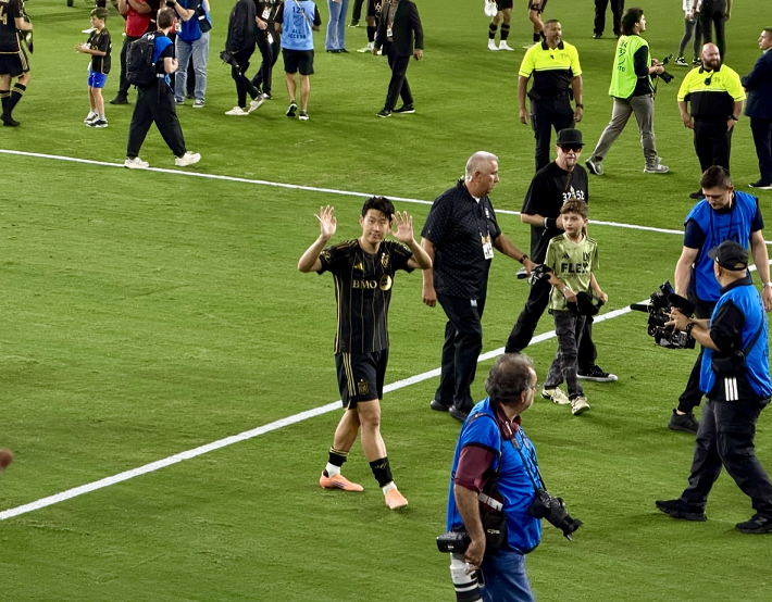 플레이오프 1차전에서 승리에 기여한 손흥민이 경기가 끝난 뒤 관중들을 향해 손을 흔들고 있다. 이날 경기에서 손흥민은 축구 통계 전문 풋몹으로부터 양 팀 최고 평점인 8.1점을 받았다. 이날 손흥민은 두 차례 유효 슈팅을 기록하고 7차례 기회 창출, 86%(18/21)의 패스 성공률을 기록했다.