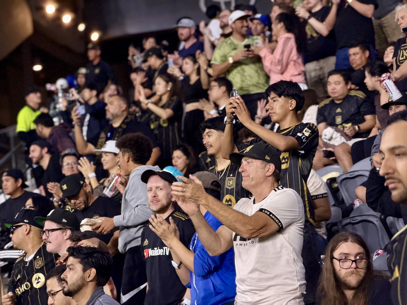 LAFC가 29일 BMO 스타디움에서 열린 플레이오프 1차전에서 오스틴 FC를 2-1로 꺾은 뒤, 홈 관중들이 선수들을 향해 뜨거운 박수를 보내고 있다.