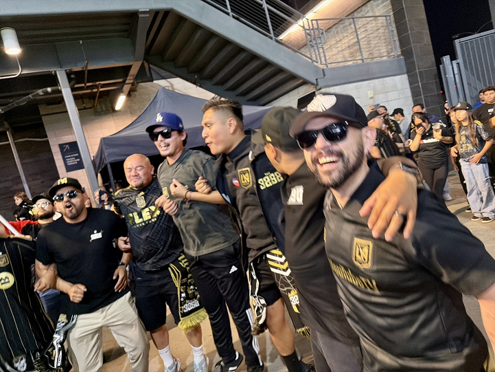 경기 시작 30분 전, BMO 스타디움에는 LAFC 팬들의 응원 열기가 가득하다.