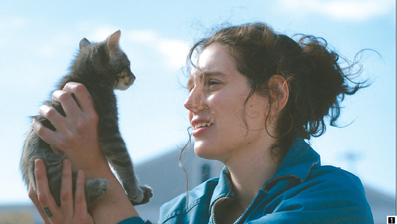 에바 빅터 감독은 애써 치유나 결말을 강요하지 않는다? 대신 아그네스가 조금씩 앞으로 나아가며 상처와 함께 살아가는 모습들로 대치한다. [A24]
