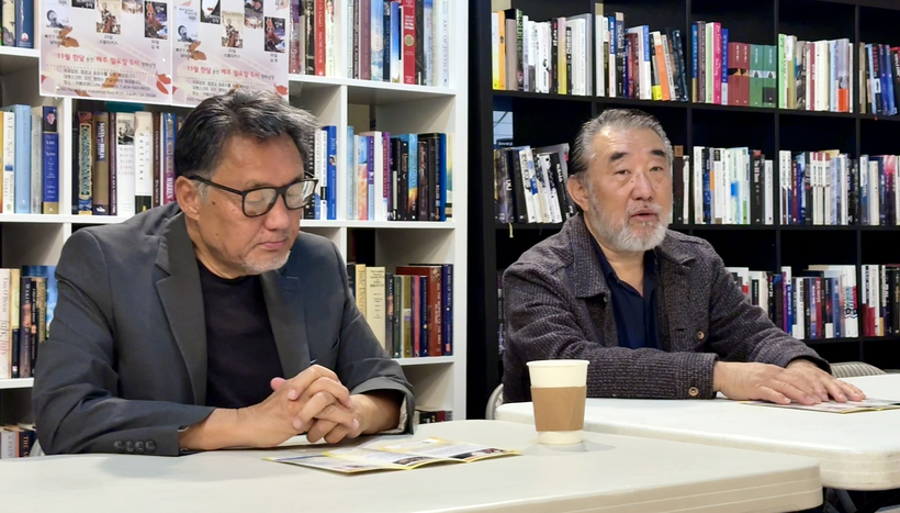 29일 카페로뎀에서 최진묵 대표와 제임스 송 후원회장(왼쪽)이 올해 선정된 영화에 대해 설명하고 있다.