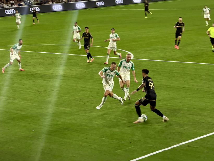 양 팀은 1-1로 팽팽한 균형을 이루고 있다. ‘흥부 듀오’의 부앙가가 공격을 하고 있다.