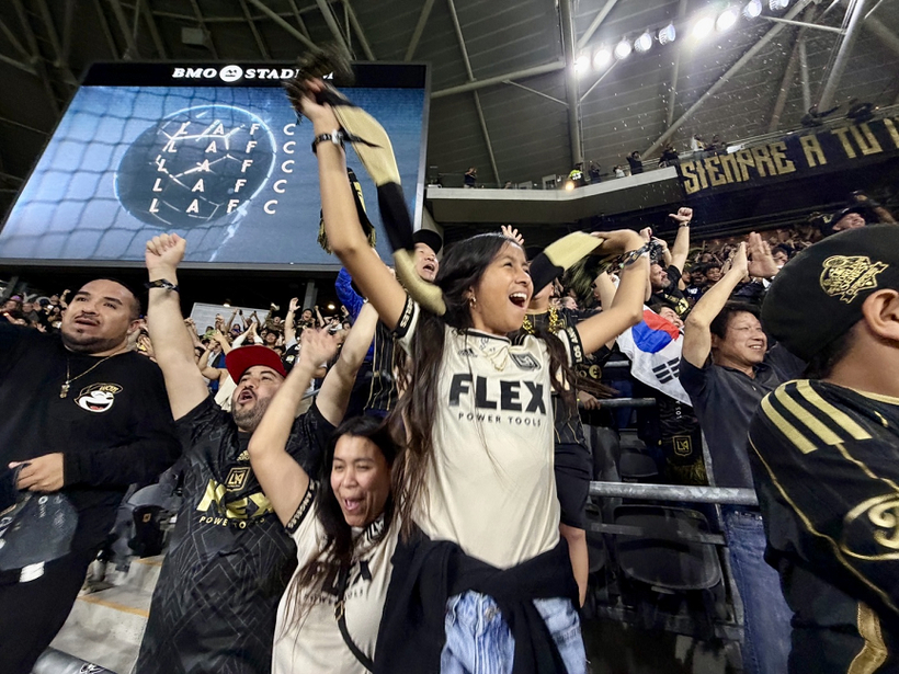 후반 24분, 손흥민이 결승골에 기여했다. 손흥민의 패스를 받은 부앙가가 슈팅을 날렸고, 이 슈팅이 수비수 몸을 맞고 굴정되자 나탄 오르다스가 발을 갖다대 결승골을 성공시켰다. LAFC가 2-1로 다시 앞서 나가고 있다.