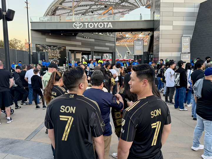 손흥민의 유니폼을 입고 경기장 입장을 기다리는 팬들.