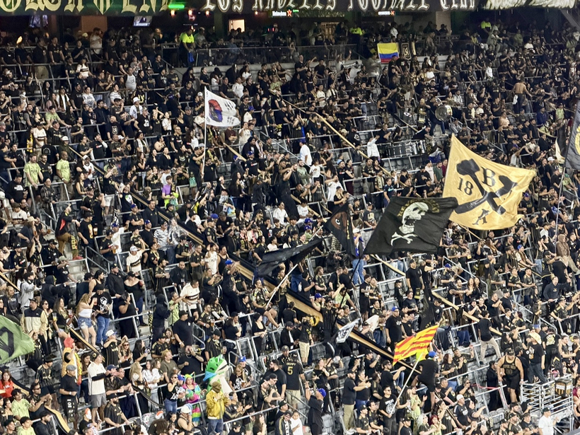 후반 6분 현재, LAFC가 1-0으로 앞서고 있다. 관중석 곳곳에는 태극기를 흔들며 손흥민을 응원하는 팬들의 모습이 눈에 띈다.