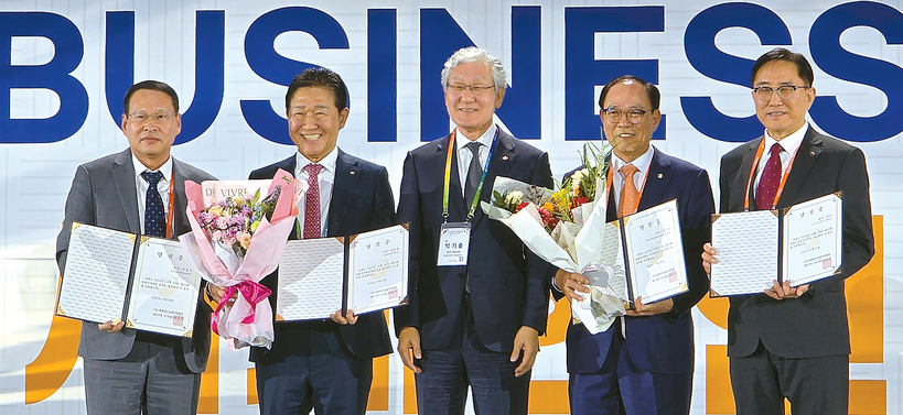 29일 선출된 제23대 신임 회장단. (왼쪽부터)신현국 감사, 박종범 회장, 박기출 명예회장, 이연수 이사장, 손호균 감사. [월드옥타 제공]