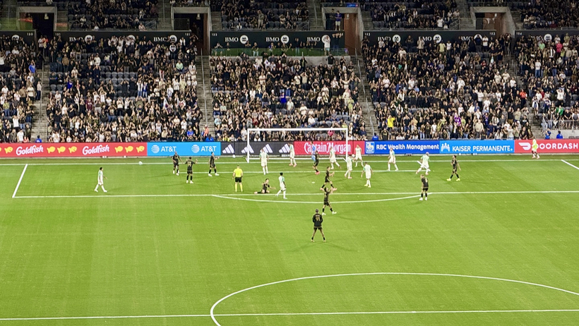 전반 35분, 손흥민이 수비수 한 명을 제친 뒤 회심의 슈팅을 시도했지만, 골키퍼의 선방에 막혔다.