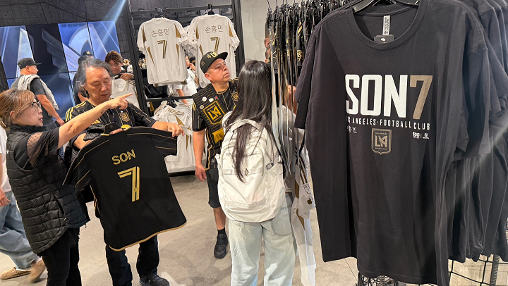 LAFC 유니폼 판매 스토어에는 손흥민의 유니폼이 걸려있다.