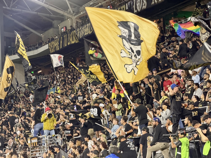 LAFC의 공식서포터스인 3252의 열정적인 응원 모습.