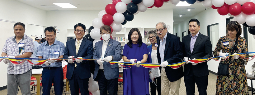 지난 29일 LA한인타운에서 열린 윈저 매스앤사이언스 아카데미 개교식에 수 변(왼쪽에서 다섯 번째) 원장, 로버트 안 LA한인회장(오른쪽에서 두 번째), 신승훈(왼쪽에서 세 번째) 주님의 영광교회 담임목사, 등이 참석해 테이프 커팅을 하고 있다. 