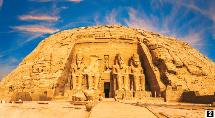 람세스 2세의 거대한 석상 앞에서 주인공들이 운명을 마주하는 장면에 나오는 아부심벨은 사막의 신전은 인간의 욕망과 숙명을 웅장하게 드러낸다.