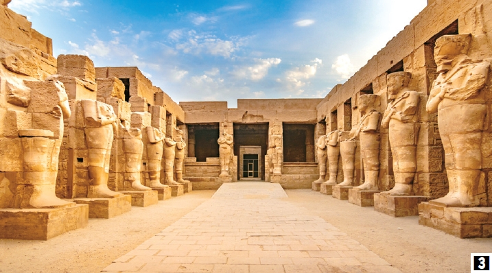 카르나크 신전 기둥을 따라 이어지는 복도 장면은 고대의 신비와 영화적 긴장감을 극대화한다.