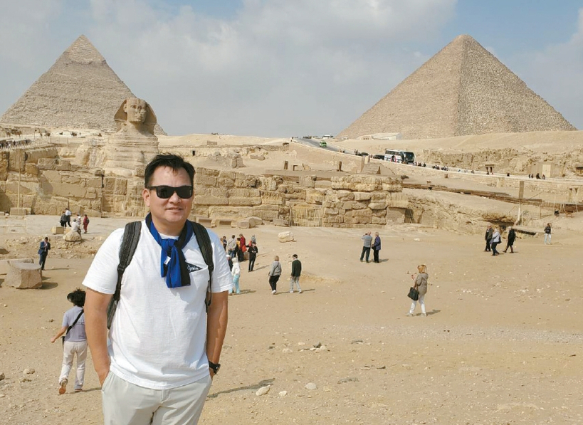 피라미드와 스핑크스는 영화 초반, 주인공들이 이집트에 도착하며 처음 마주하는 고대 문명의 상징적 장소다.