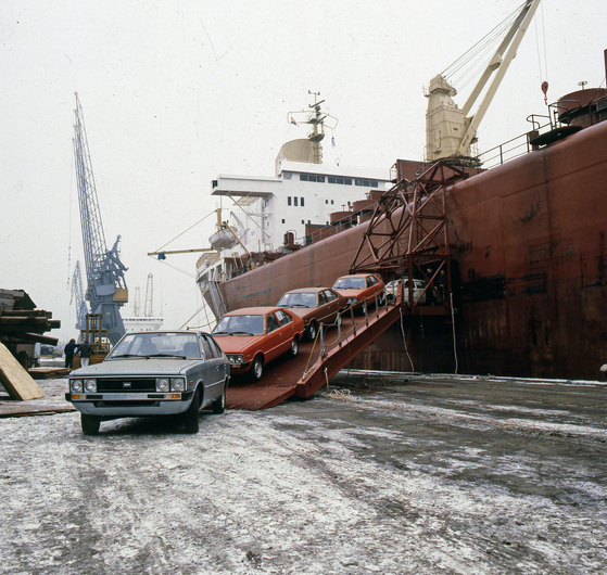 1976년 6월 포니가 남미 에콰도르의 항구도시 콰야길에 도착하고 있다. 포니의 첫 수출이었다. [사진 현대자동차]