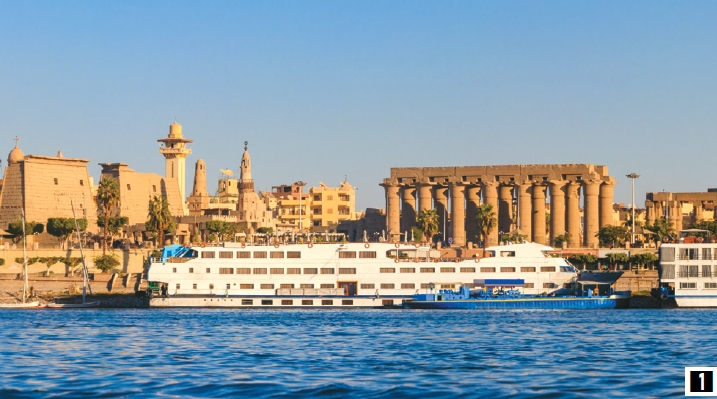 영화의 중심 무대이자 움직이는 문명의 무대는 바로 나일강 크루즈다. 낮에는 고대 유적의 장관이, 밤에는 어둠 속 긴장감이 교차하며 미스터리가 펼쳐진다.