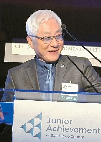 주니어 어치브먼트에서 평생공로상을 수상한 후 임천빈 박사가 단상에서 소감을 밝히고 있다. 