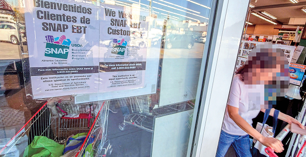 LA 한인타운의 한 마켓 입구에 부착된 연방정부 ‘SNAP(저소득층 식품보조프로그램)' 이용 안내 포스터. 연방 정부는 셧다운 장기화로 11월 1일부터 SNAP 지급을 중단한다고 발표했다. 김상진 기자 