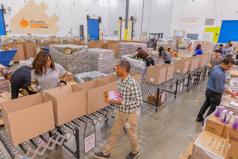 봉사자들이 박스 안에 식료품을 나눠 담고 있다.