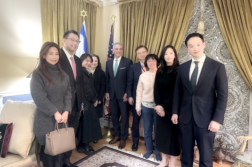 박명근 잉글우드클립스 시장 등 뉴저지한인공화당위원회 위원들은 최근 잭 치터렐리 뉴저지 공화당 주지사 후보와 간담회를 갖고 한인사회 발전 방안에 대해 논의했다. 치터렐리 후보는 ″뉴저지 높은 소득세의 점진적 완화, 각 타운에 강제 할당하는 무리한 어포더블 정책 중단, 급등한 전기료 안정화, 부모들의 학교 정책 참여권 확대, 보석금 제도 강화로 길거리 범죄 퇴치 등에 대해 설명하고, 주지사에 당선되면 한인 보좌관 채용 등 한인사회에 실질적 도움이 되는 정책으로 한인 소상공인들을 적극 돕겠다″고 약속했다. [뉴저지한인공화당위원회]