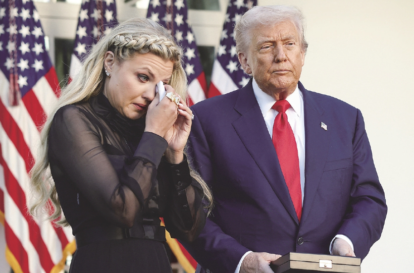 지난달 14일 미국 백악관에서 에리카 커크가 눈물을 닦고 있다. 트럼프 대통령은 암살당한 그의 남편이자 보수 청년활동가인 찰리 커크에게 이날 대통령 자유훈장을 수여했다. [로이터]