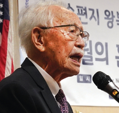 위진록 선생이 답사를 하고 있다.