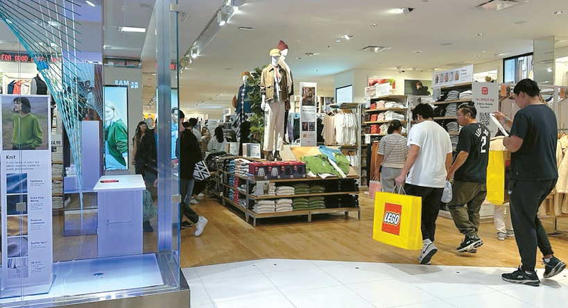 남가주 지역 소비자들의 경기침체 우려가 확대되면서 연말 소비 지출이 위축될 것으로 전망됐다. 코스타메사의 사우스코스트플라자에서 쇼핑에 나선 소비자들. 박낙희 기자 