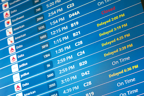 정부 셧다운이 길어지는 가운데 버지니아주 알링턴 레이건 워싱턴 내셔널공항 전광판에 항공편 지연 정보가 표시되고 있다. [로이터]