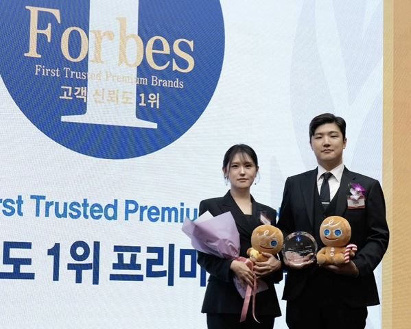 [Devsisters CEO Cho Gil-hyun (right) and CIPO Lee Eun-ji (left) pose for a commemorative photo at the Forbes Korea 2025 First Trusted Premium Brands.]