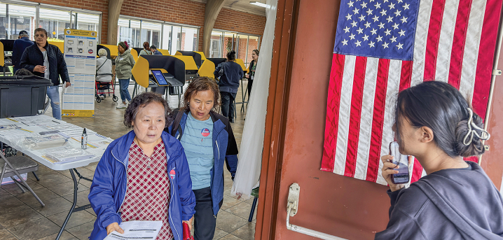 투표를 마친 한인 유권자들이 LA 한인타운 중앙루터교회에 마련된 투표소를 나서고 있다. 김상진 기자