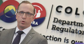 콜로라도 보험국장 콘웨이가 건강보험 비용에 대해 발언하고 있다. 