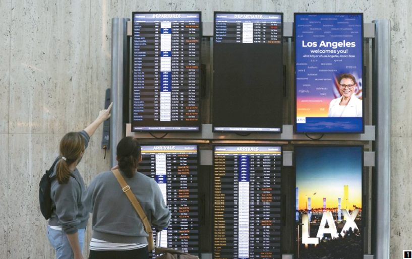 연방항공청(FAA)은 지난 2일 남가주 공역의 인력 부족을 이유로 지상 출발 지연 명령을 내렸으며, 이로 인해 LA공항에서 항공편 출발 지연이 발생했다. [줄리아나 야마다 / LA타임스]