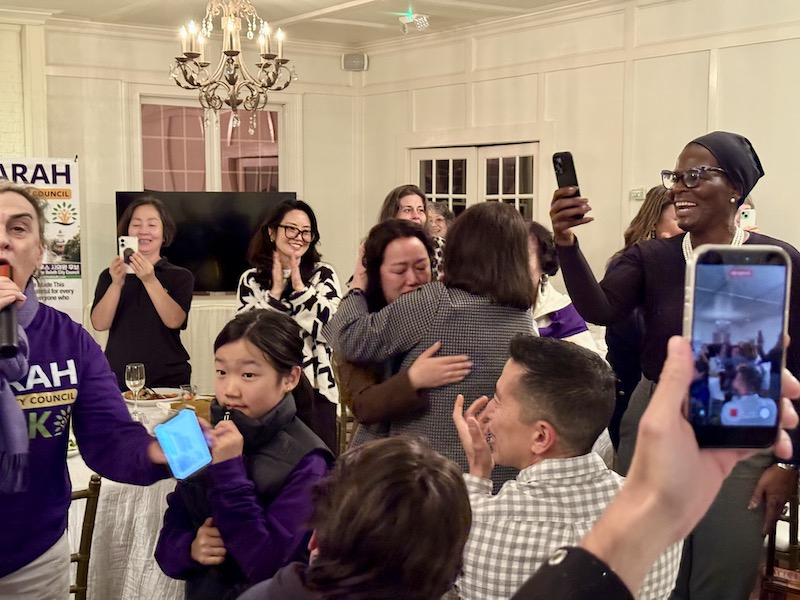 당선이 확정됐다는 소식이 들어오자 박 후보와 지지자들은 눈시울을 붉히며 서로를 포옹했다. 다른 참석자들은 박수를 치며 축하하고 있다. 윤지아 기자.