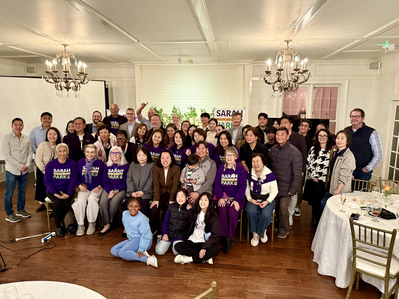 당선 결과 발표 후 참석자들, 둘루스 시의회 관계자, 자원봉사자들과 단체사진을 찍었다.