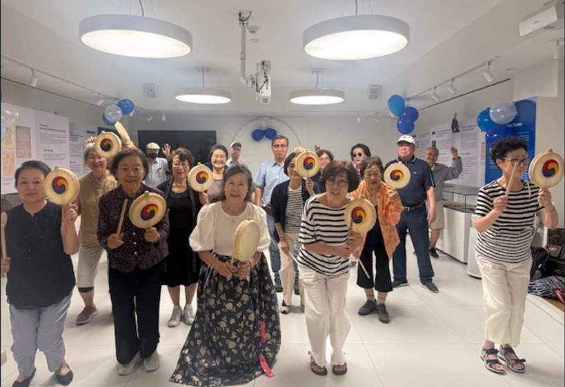 KCS?맨해튼?시니어센터에서 목요일 실시하는 소고 한국 전통 북춤 교육 프로그램. [사진 KCS]