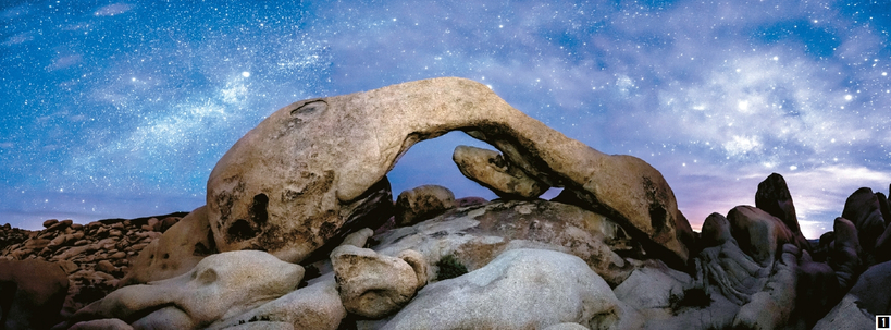 조슈아트리 국립공원의 아치록(Arch Rock) 위로 은하수가 장관을 이루고 있다.