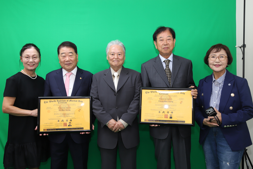 (왼쪽부터) 오원성 전 협의회장의 부인 양현화 여사, 오원성 전 협의회장, 미주 무덕관연맹 차준호 유단자, 정우영 전 이사장, 추메리 사범.