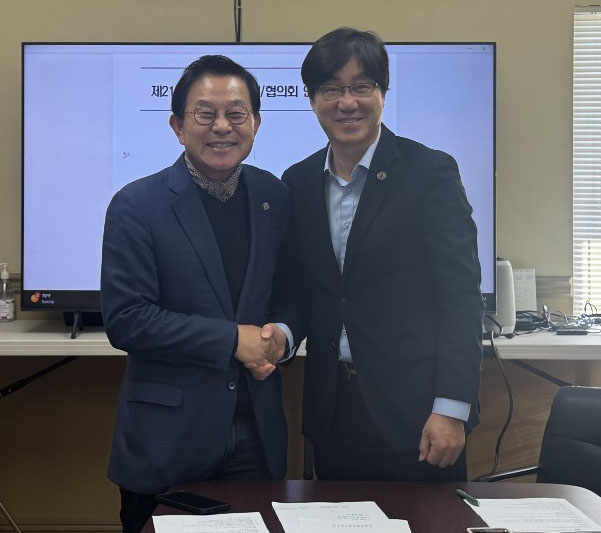 지난 4일 가든그로브 사무실에서 만나 인수인계를 마친 곽도원(오른쪽) 22기 신임 회장이 설증혁 21기 전 회장과 악수하고 있다. [평통 제공]